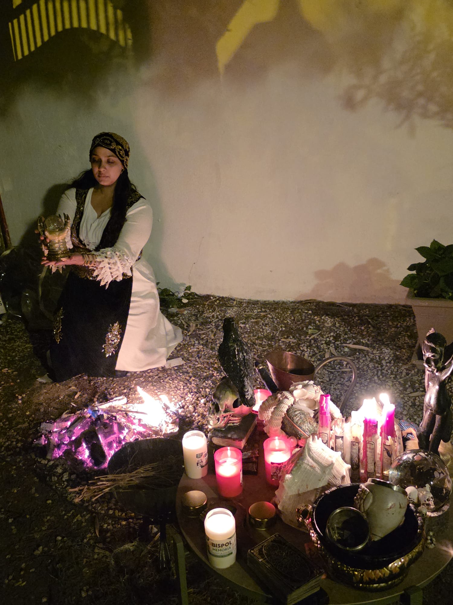 Ritual de noapte cu globul de cristal și foc
